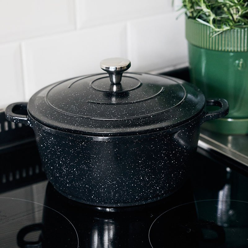 Isak lightweight pot 4.6 litres, black